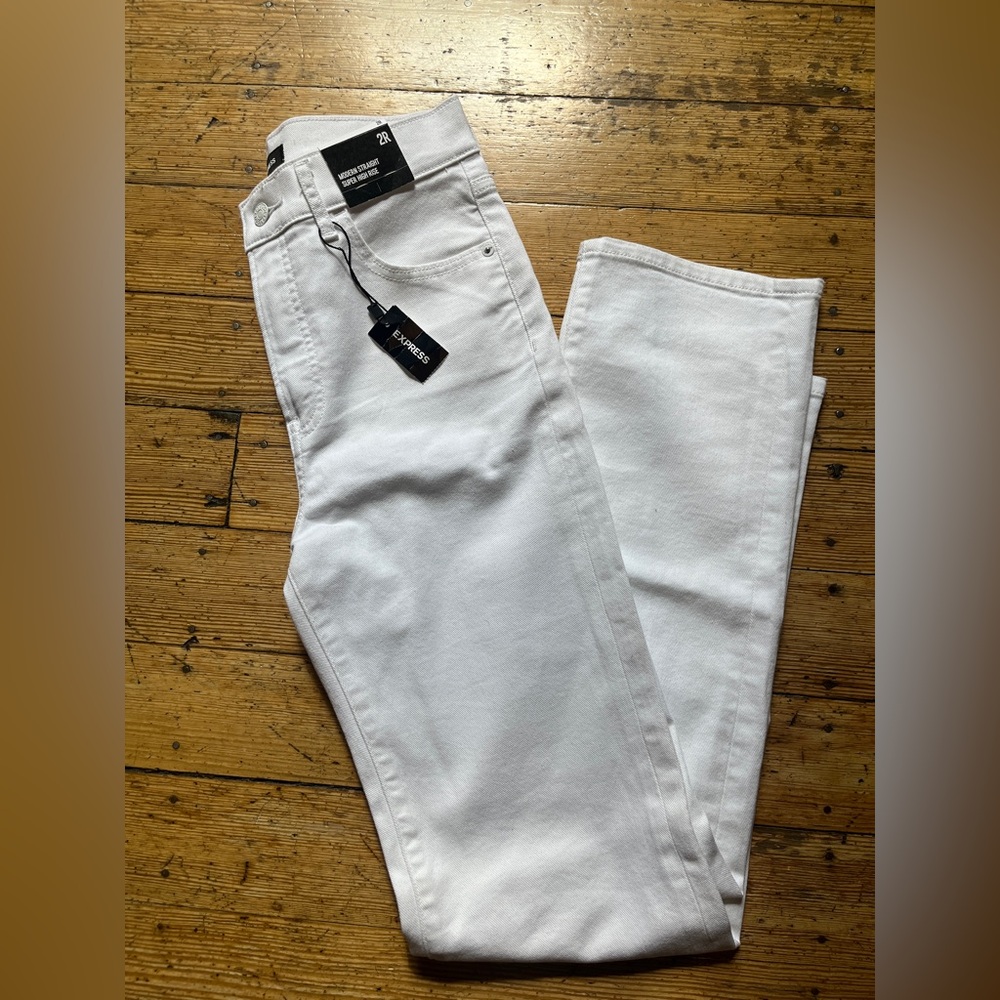NWT Express Modern Straight Super High Rise Jean Size 2R. White.